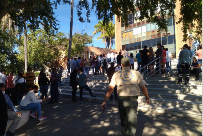 Evacuan a 400 personas por temblor en Puerto Vallarta