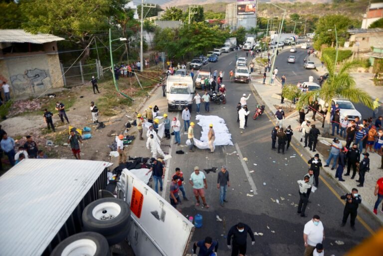 Mueren 49 migrantes en volcadura de tráiler en Chiapas