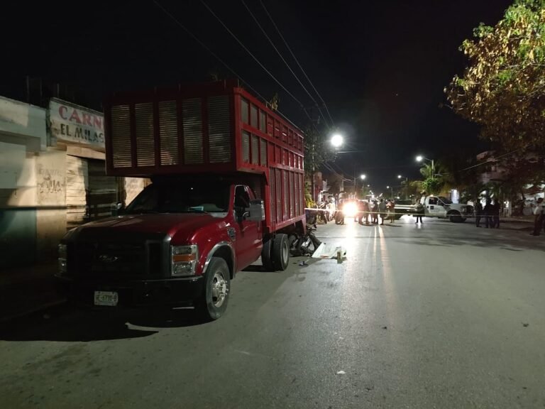 Fallece motociclista al impactarse contra una camioneta de carga en Cancún