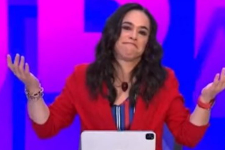 Captan a Yuriria Sierra en presunto estado inconveniente; la sacan del aire