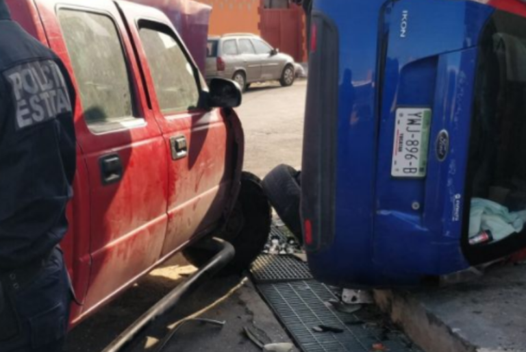 Por distraído, vehículo acabó volcado en calles del centro de Mérida