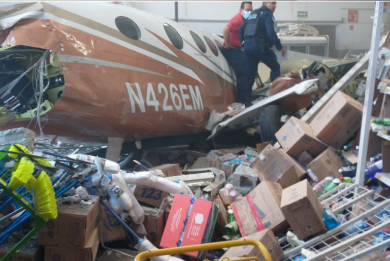 Avioneta cae sobre supermercado de Temixco; reportan tres muertos