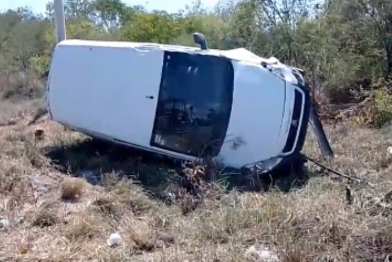 Camioneta vulca en la carretera Mérida – Progreso