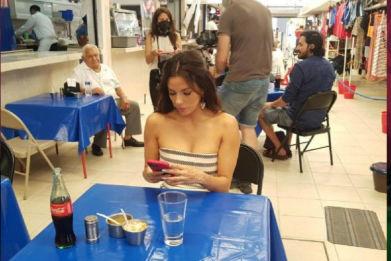 Eva Longoria disfruta de la gastronomía yucateca en el mercado de Santiago: FOTOS