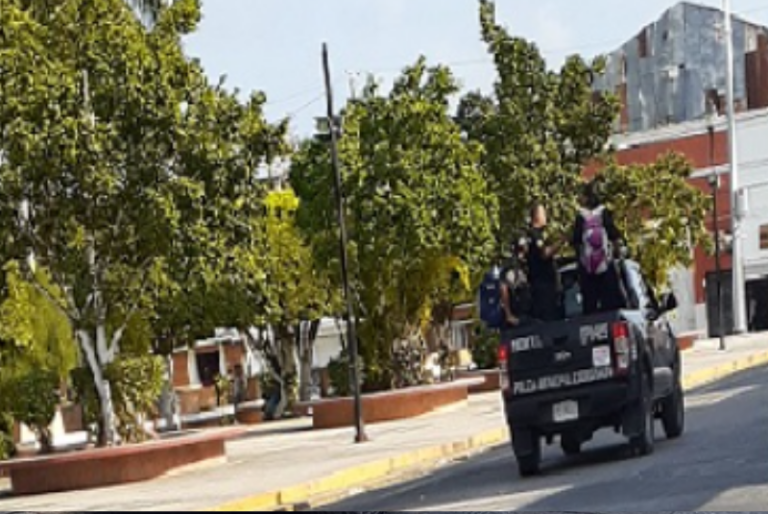 Motuleños protagonizan pelea junto a Palacio Municipal; autoridades no intervienen: VIDEO