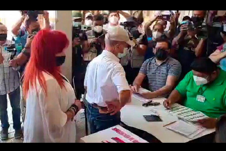 Layda Sansores acude a emitir su voto