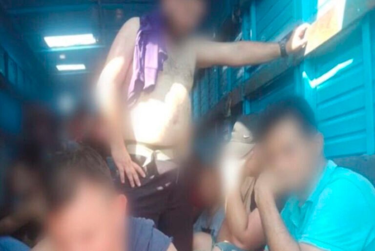 Rescatan a 53 migrantes centroamericanos que viajaban hacinados en un vehículo de carga