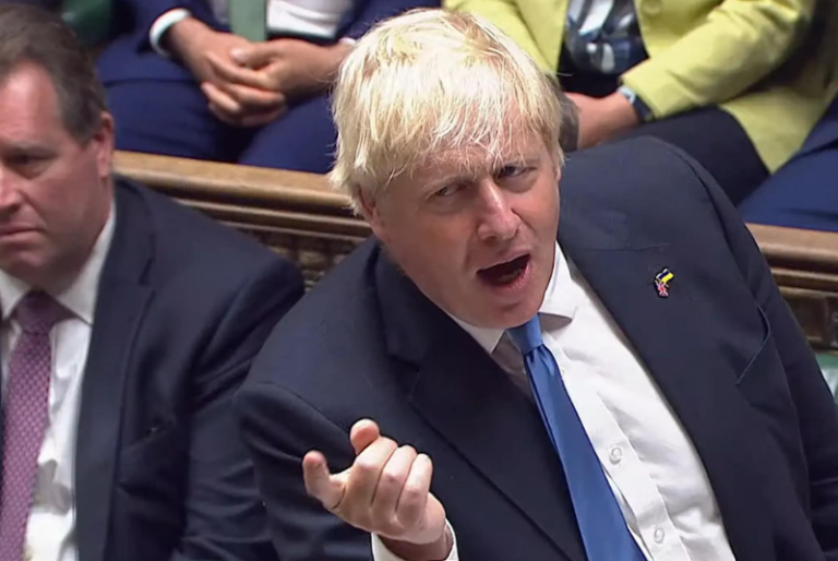Boris Johnson se despide del Parlamento Británico al estilo de Terminator