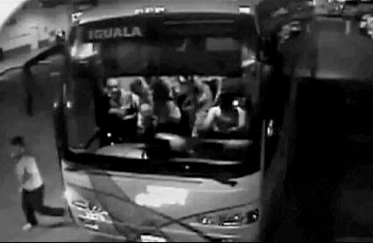 EU se reserva chats inéditos sobre “quinto autobús” de Ayotzinapa