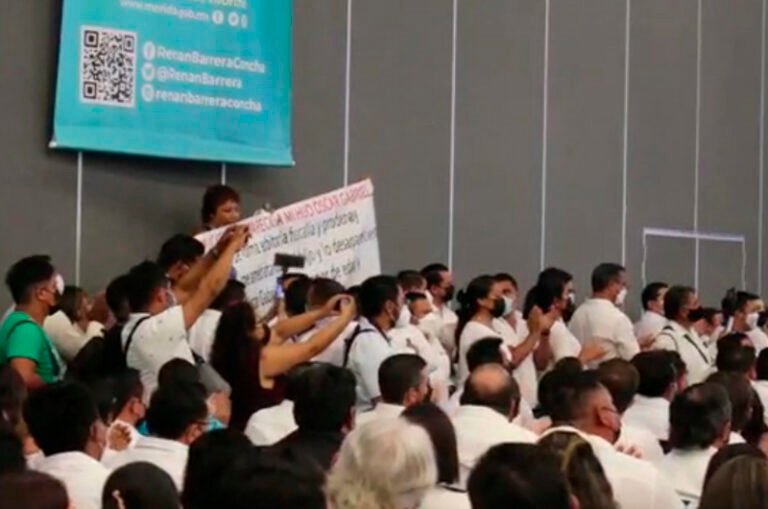 Renan Barrera ofrece apoyo a madre de Óscar Gabriel, joven desaparecido
