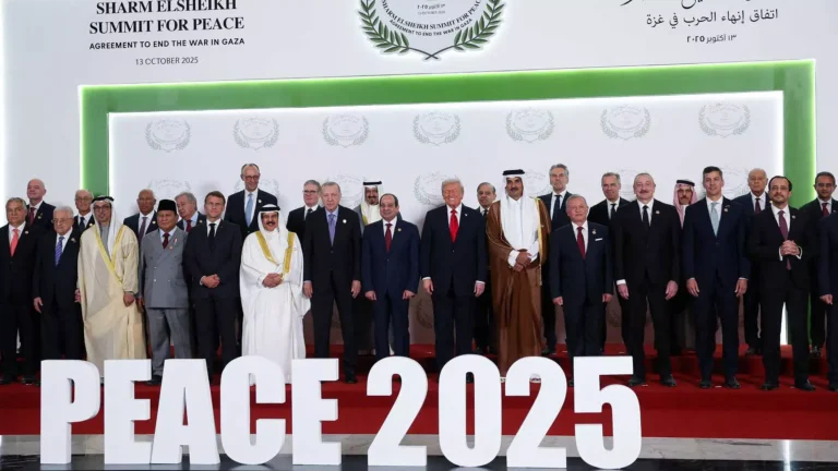 Donald Trump lidera la firma del acuerdo de paz para Gaza en Egipto. Más de 30 líderes mundiales asistieron, aunque sin la presencia de Netanyahu ni representantes de Hamás